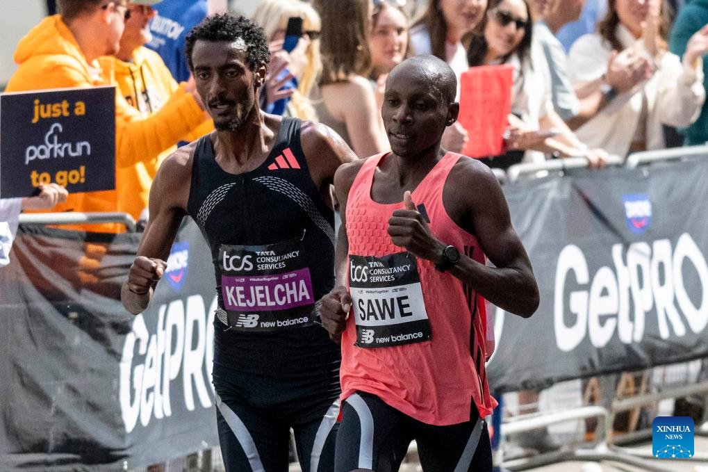 Sawe and Kejelcha competing during the London Marathon